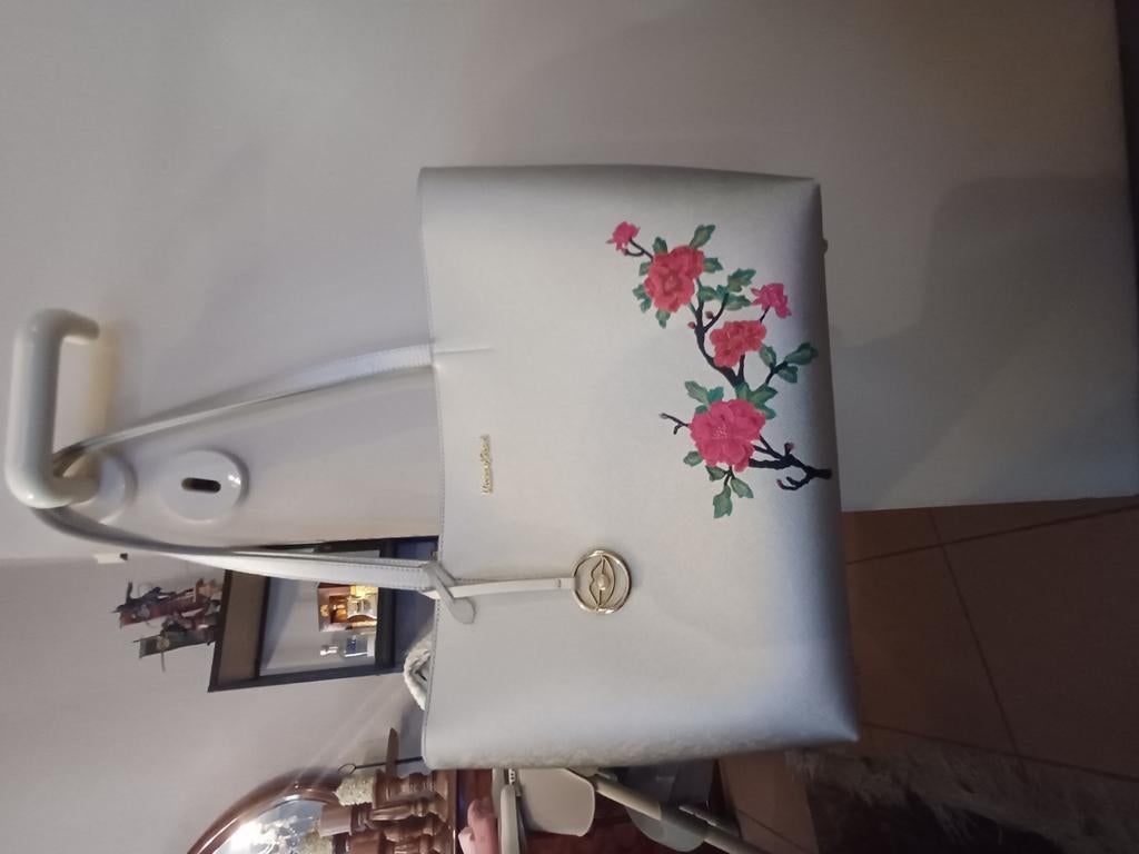 Kisses of pearl handtas, Enlèvement