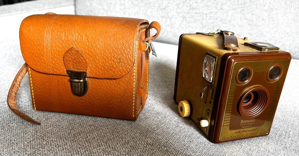 KODAK Brownie SIX-20 Model F” Camera (In Leder hoesje), Verzamelen, Foto-apparatuur en Filmapparatuur, Fototoestel, 1940 tot 1960
