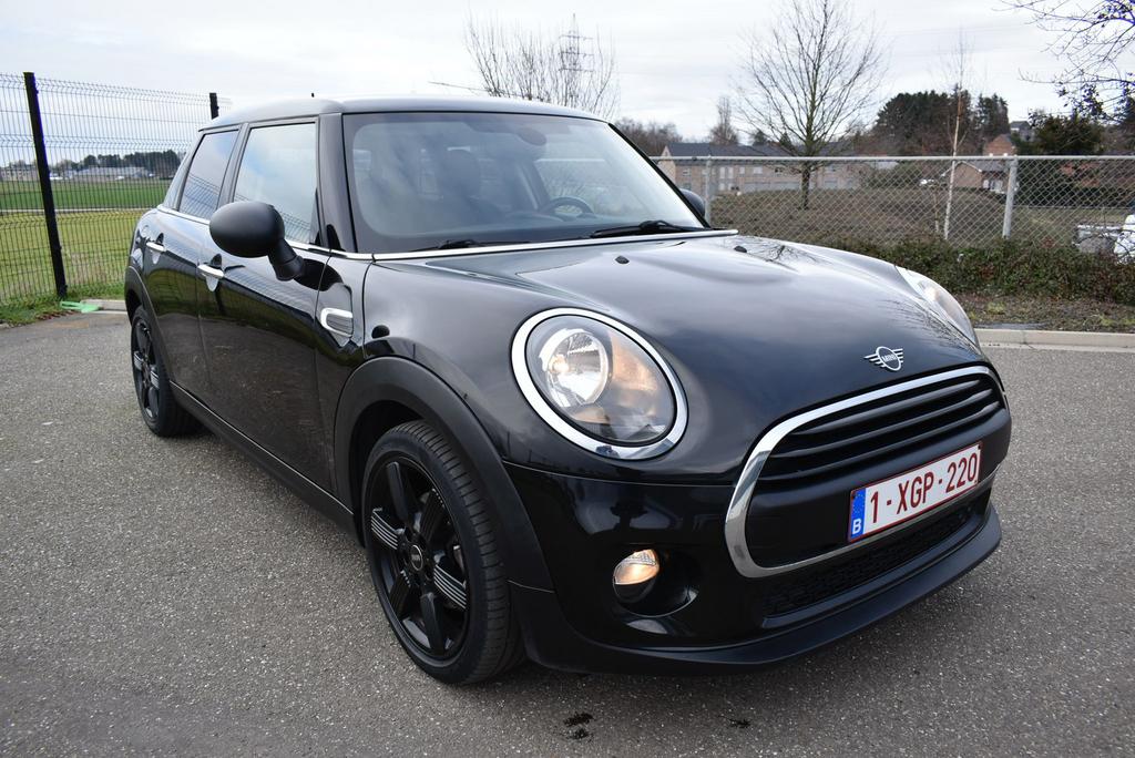 Mini One 5 Portes 1.5 diesel 2018 Full Black, Auto's, Voorwielaandrijving, Stof, 4 cilinders, Zwart