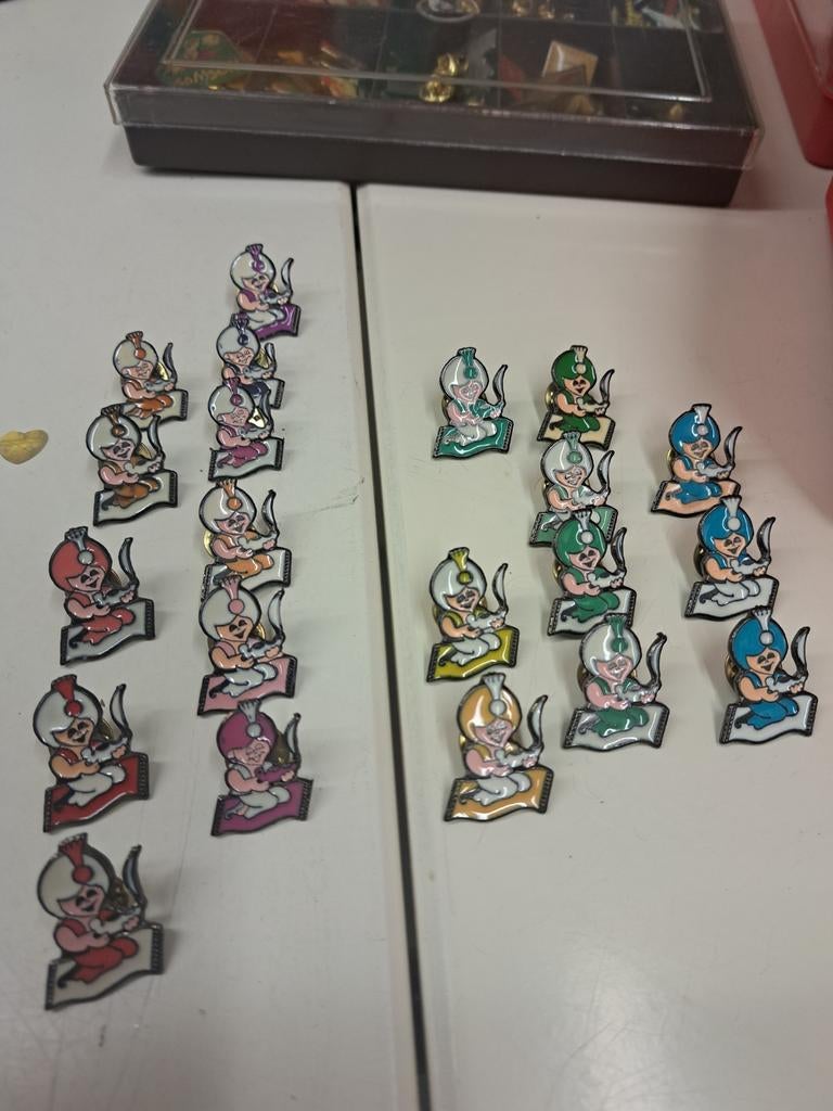 21 épingles en fakir différentes sur un tapis volant, Enlèvement ou Envoi, Comme neuf, Figurine, Insigne ou Pin's