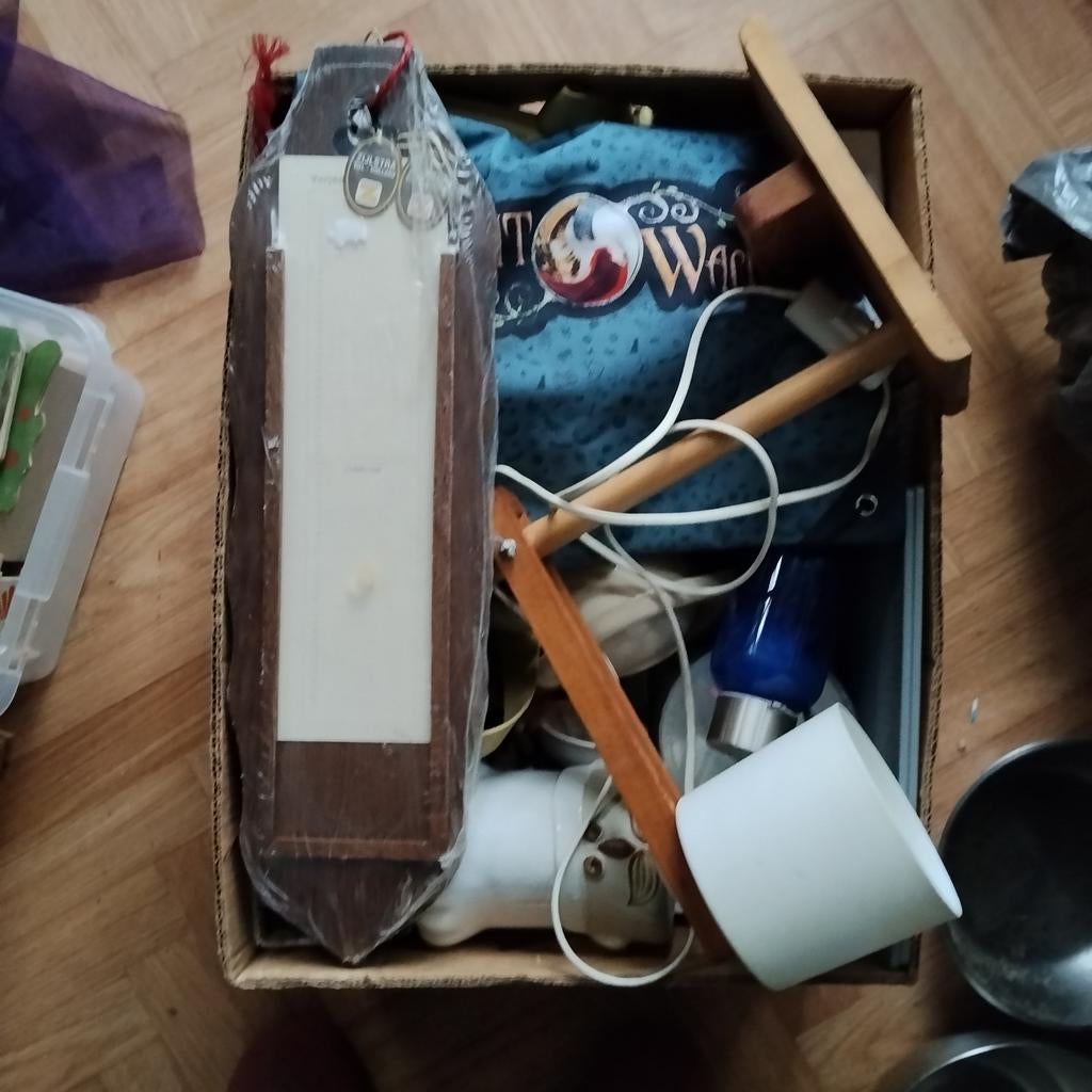 Bananendoos vol met allerlei voor rommelmarkt, Enlèvement