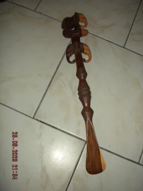 Houten schoenrekker met olifant erop, Ophalen