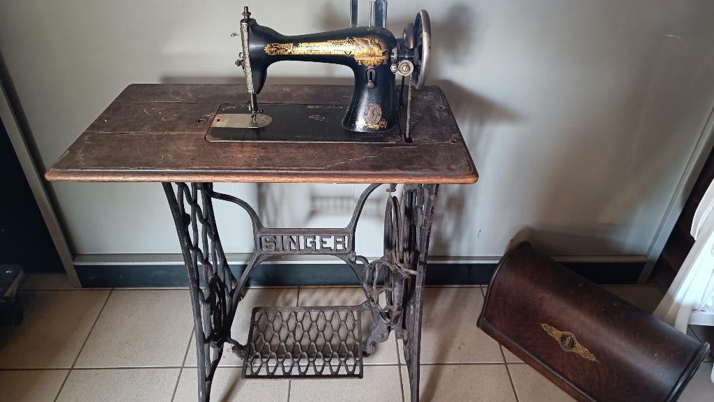 oud singer naaimachine op fonten onderstel, Enlèvement