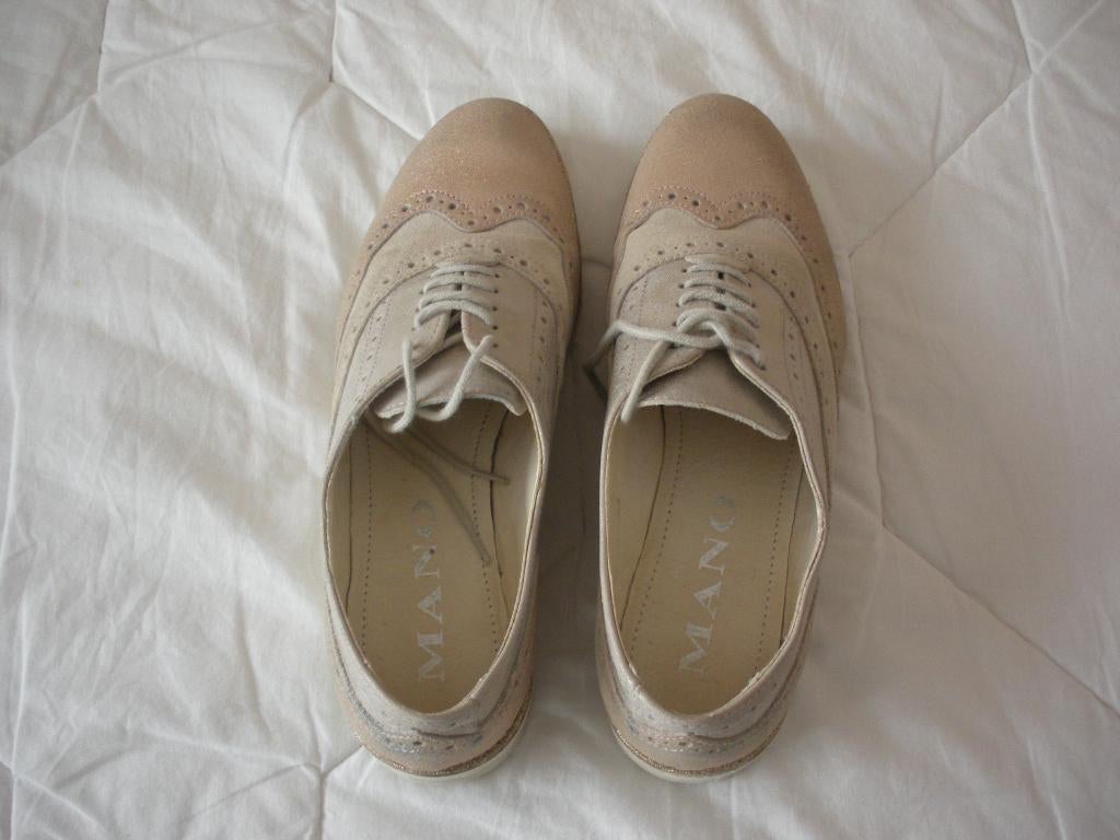 Paire de chaussures basses à lacets "MANO"., Vêtements | Femmes, Chaussures, Beige, Comme neuf, Enlèvement, Chaussures basses