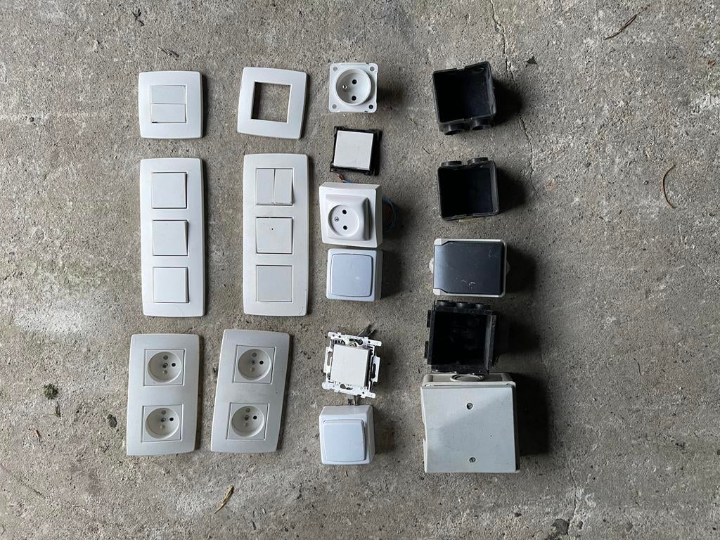 Matériel électrique divers + 2 spots encastrables, Enlèvement, Utilisé