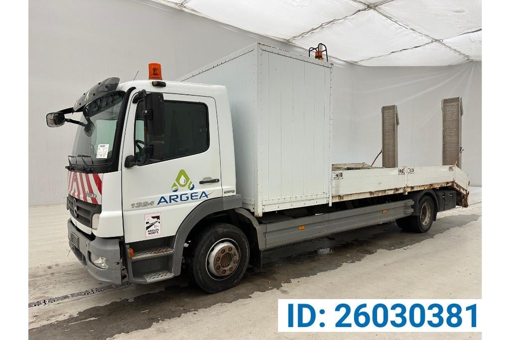 Mercedes Atego 1324 oprijwagen in prima staat bj 2010, Auto's, Vrachtwagens, Euro 5, Wit, Mercedes-Benz, Bedrijf