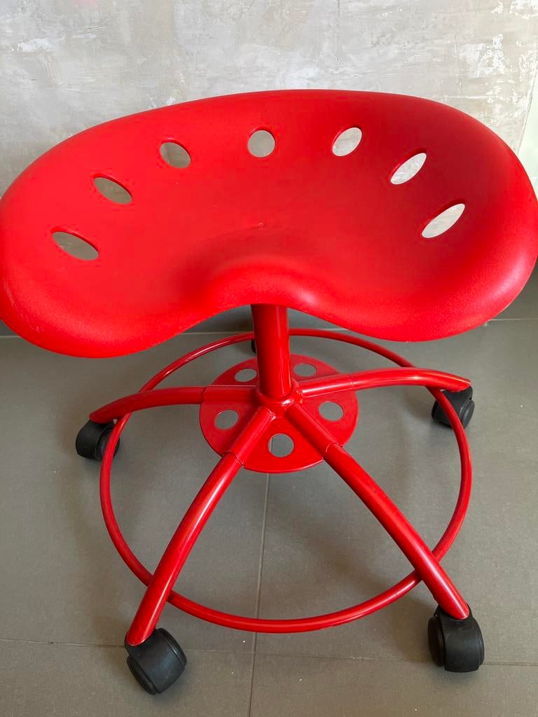 Chaise de bureau IKEA rouge sur roulettes — design moderne, Maison & Meubles, Tabourets, Utilisé, Enlèvement