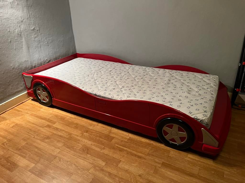 Lit 90 X 180 cadre voiture de course + matelas à donner, Enfants & Bébés, 180 cm ou plus, 85 à 100 cm, Comme neuf, Enlèvement