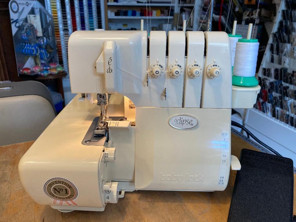 Babylock éclipse BLE1 - INRIJGEN MET LUCHT !!!, Hobby & Loisirs créatifs, Machines à coudre & Accessoires, Enlèvement, Comme neuf