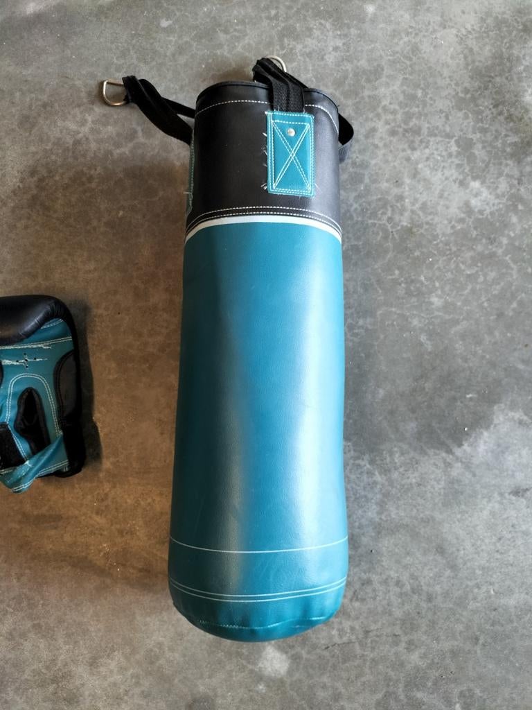 Kleine bokszak met bokshandschoenen., Enlèvement, Sac de boxe