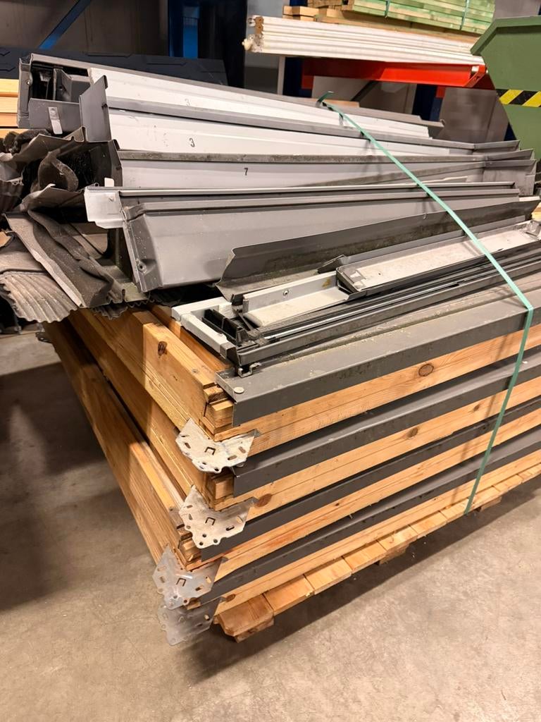 Iets oudere veluxen met de nodige hulpstukken, Doe-het-zelf en Bouw, Ophalen, Gebruikt, Dakraam