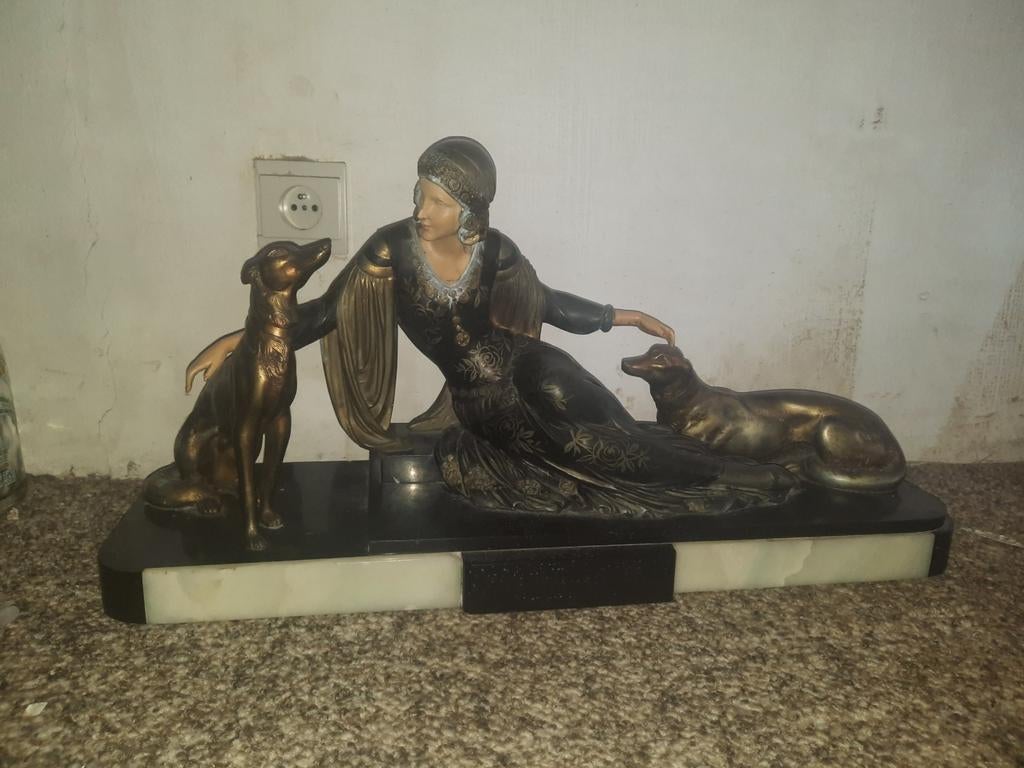 Femme Art Déco avec 2 lévriers, Enlèvement ou Envoi