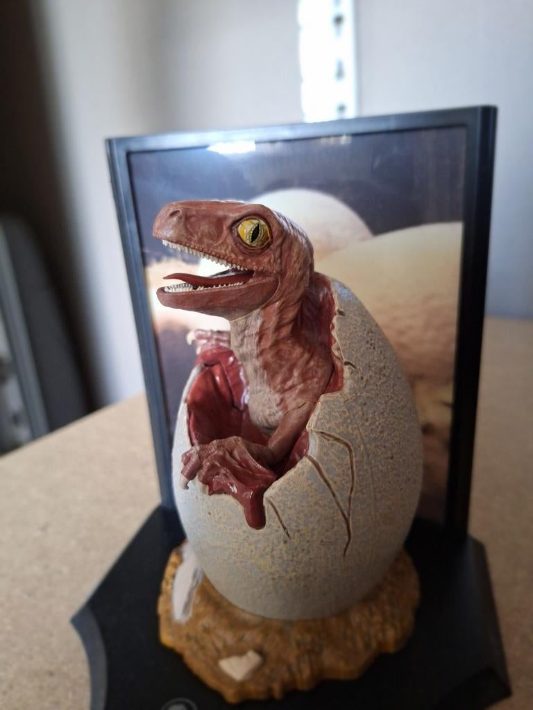 Noble collection jurassic raptor in ei, Ophalen