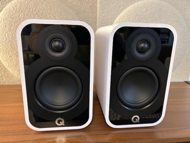 Q-Acoustics 5010 satijn wit  (plankmodel) Bookshelfmaand