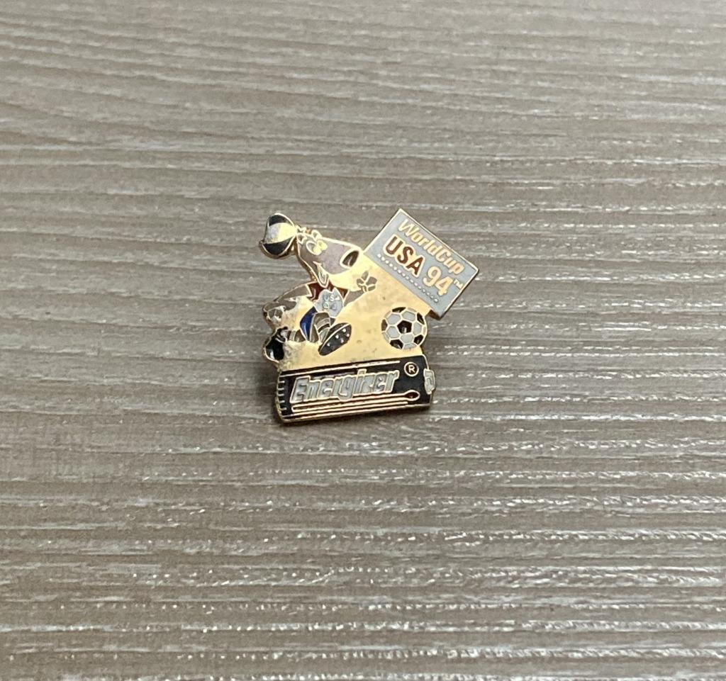 PIN - ENERGIZER - WORLD CUP FOOTBALL USA 1994 - VOETBAL, Verzamelen, Verzenden, Gebruikt, Sport, Speldje of Pin