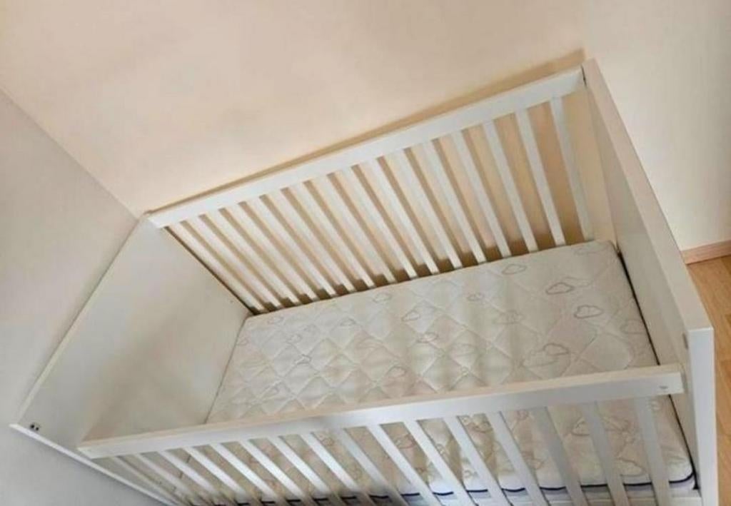 Lit bébé (jusqu’à 4 ans) + Matelas + linge de lit, Enfants & Bébés, Chambre d'enfant | Chambres d'enfant complètes, Utilisé, Garçon ou Fille