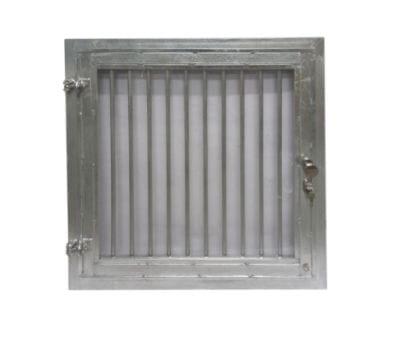 Paarden stalraam openslaand raam met tralies en slot, Mise à l'étable