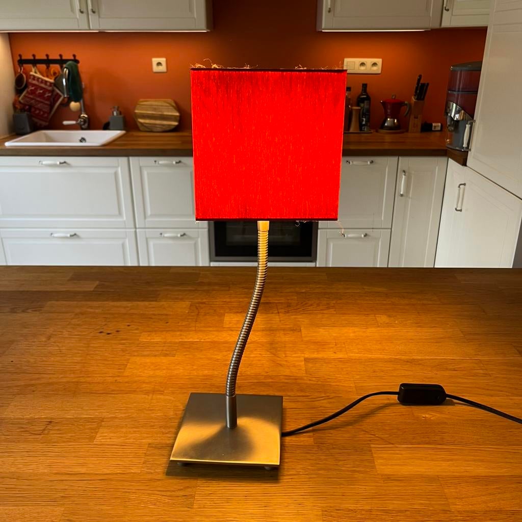 Lampe de table/chevet rouge/metal – design minimaliste, Maison & Meubles, Lampes | Lampes de table, Utilisé, 50 à 75 cm, Enlèvement ou Envoi