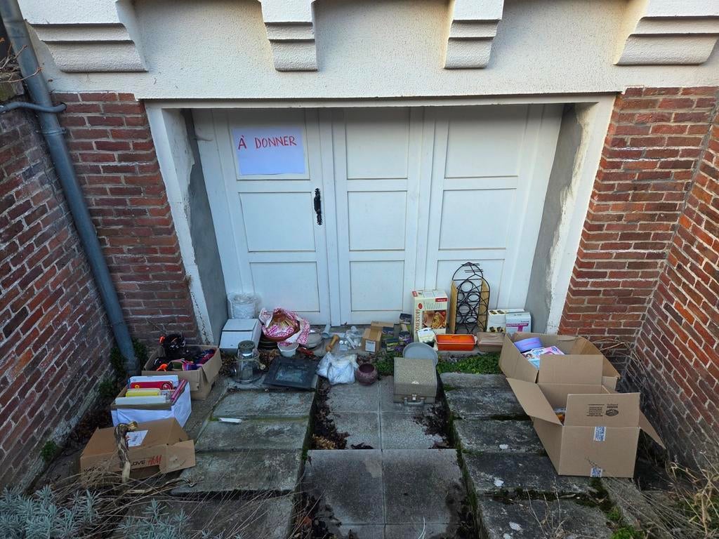 Objets à donner: vaisselles , appliqués, jeux livres, roller, Enlèvement