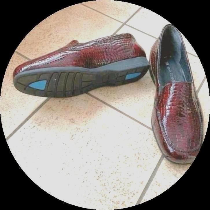 🌷A voir beaux moccasins vernis Bordeaux ecaille 42,1/3-43, Autre, Comme neuf, Enlèvement, Chaussures de marche