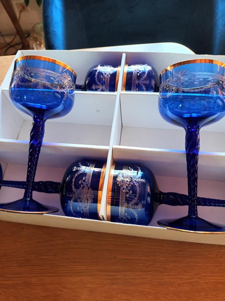 tres beaux verres bleu et couronne royale, Enlèvement