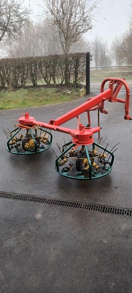 Hooikeerder strella, Ophalen