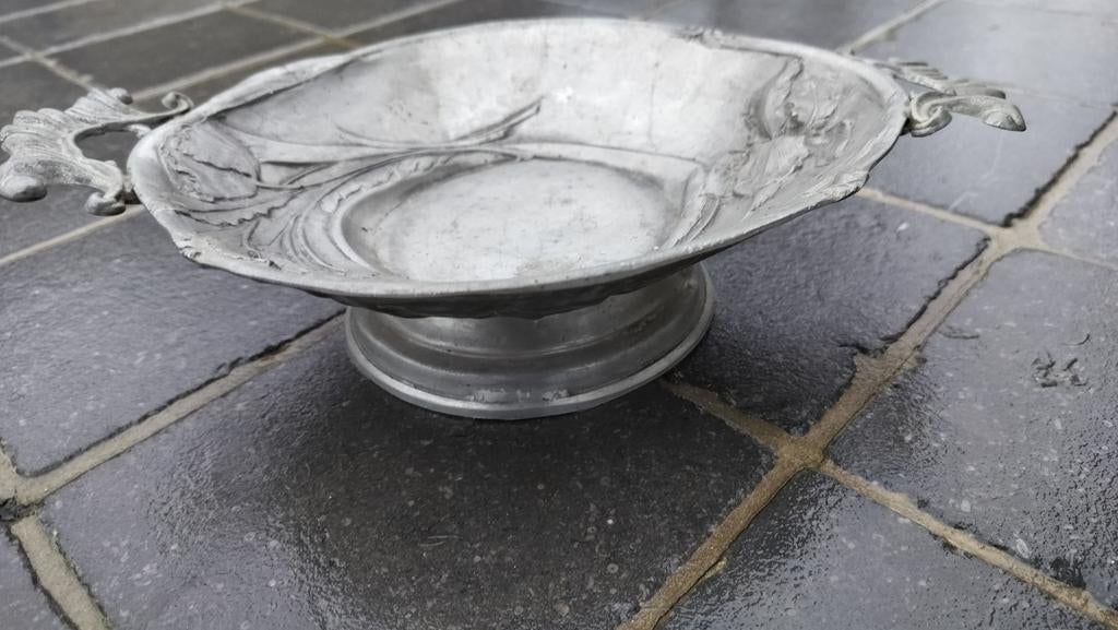 Tinnen schaal, Ophalen