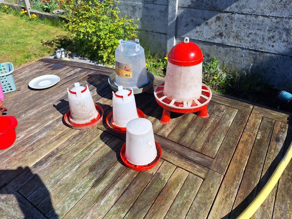 Diverse drink- en eetbakken voor kippen, Enlèvement