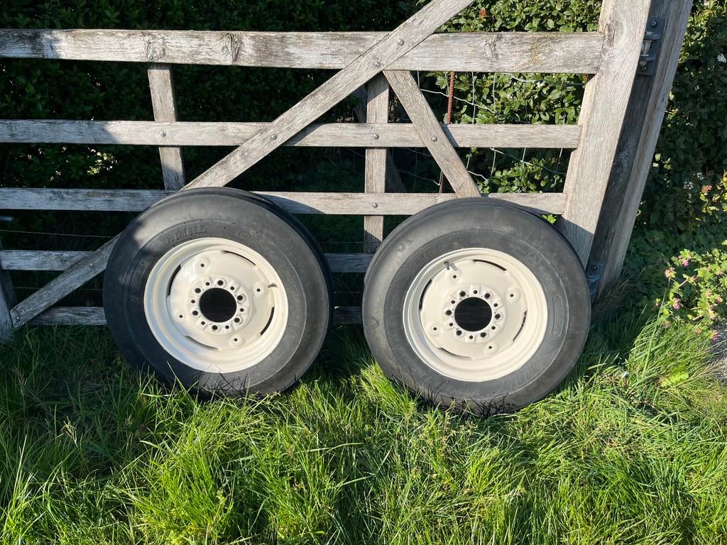 2 pneus 9.00-16 avec jantes peintes par David Brown 990, Articles professionnels, Agriculture | Tracteurs, Neuf, Enlèvement