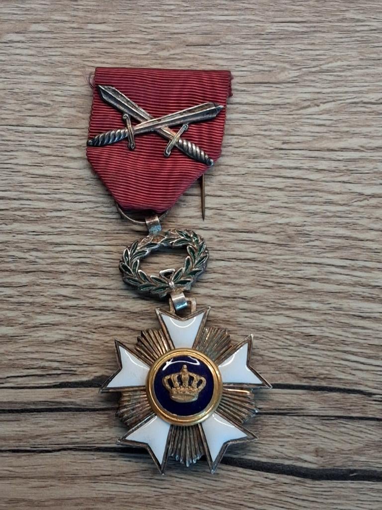 Chevalier de l'Ordre de la Couronne avec épées, Collections, Envoi