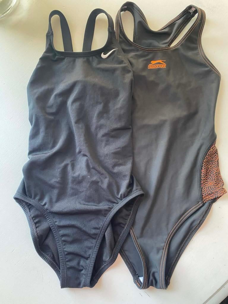 2 meisjes badpakken te koop – merk Nike & Slazenger, Ophalen, Zwart, Nike, Nieuw