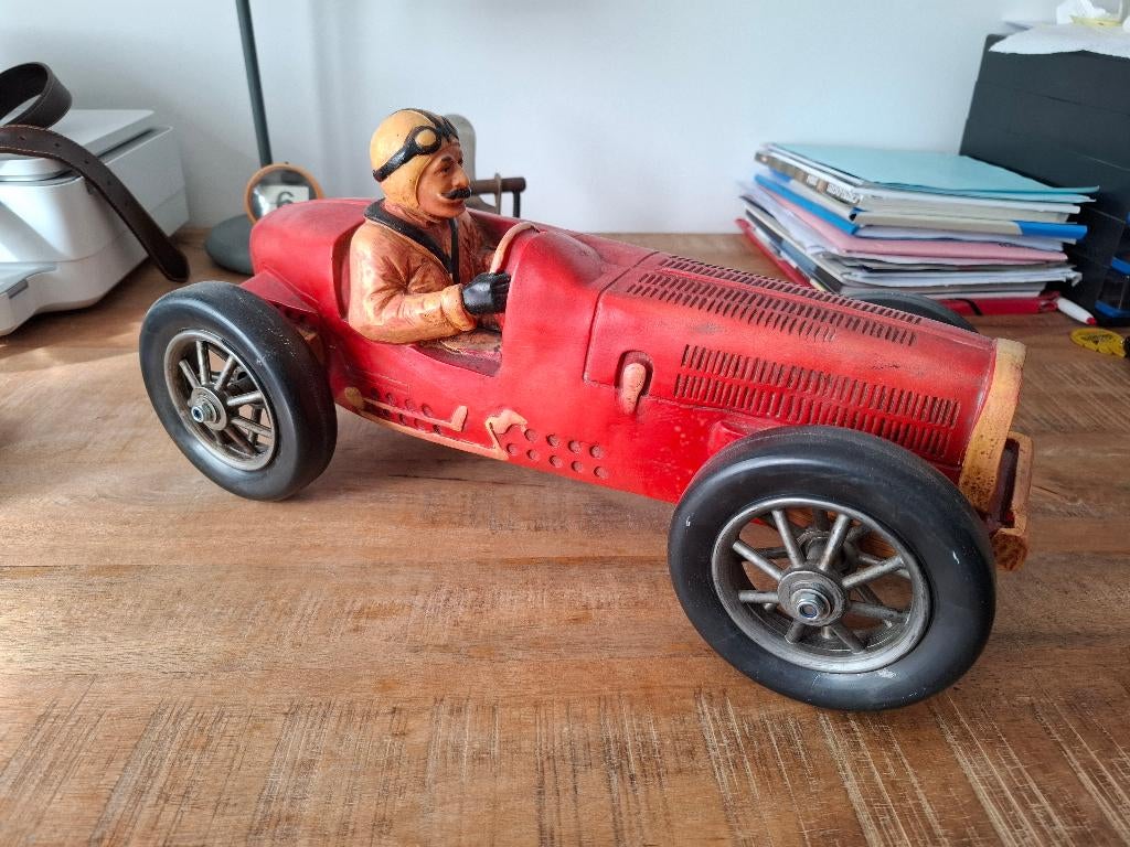 Bugatti , Racewagen Rood in Polystone zeldzaam 48CM, Hobby & Loisirs créatifs, Modélisme | Voitures & Véhicules, Enlèvement, Comme neuf