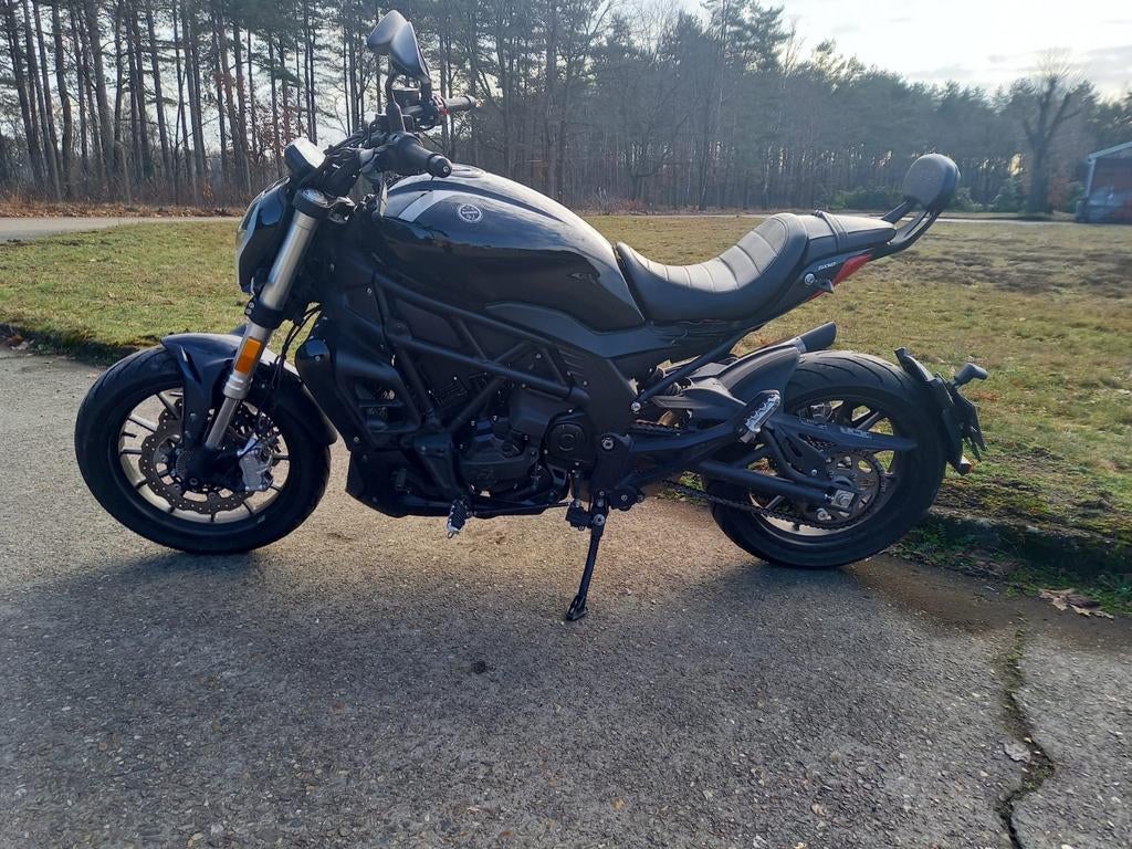 Benelli 502c cruiser bj2024 6800km met lichte schade, Bedrijf