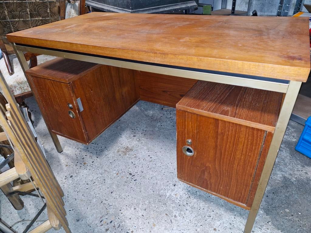 Houten bureau met ijzeren omkadering en 2 ladevakken, Ophalen