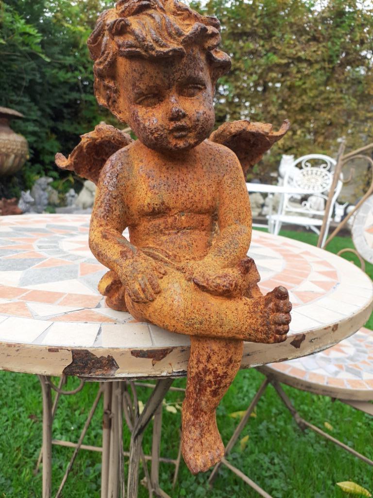 ENGEL, CHERUBIJN MET VOGEL IN GEPATINEERD GIETIJZER, Tuin en Terras, Ophalen of Verzenden, Zo goed als nieuw, Overige materialen