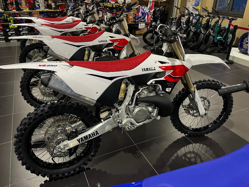 Yamaha YZ250 70th anniversary, Motos, Motos | Yamaha, Entreprise, Moto de cross, 249 cm³