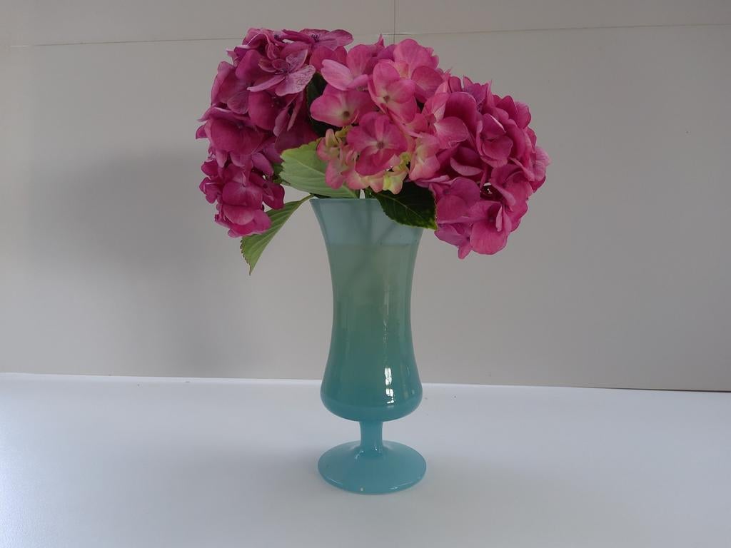 Blauw opalinevaasje.  Hoogte: 18 cm, Ophalen of Verzenden, Zo goed als nieuw, Blauw, Glas