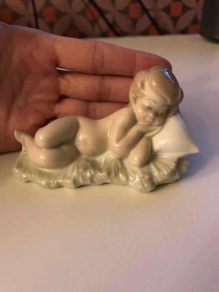 Figurine en porcelaine Lladro. Bébé endormi, Collections, Statues & Figurines, Comme neuf, Enlèvement ou Envoi