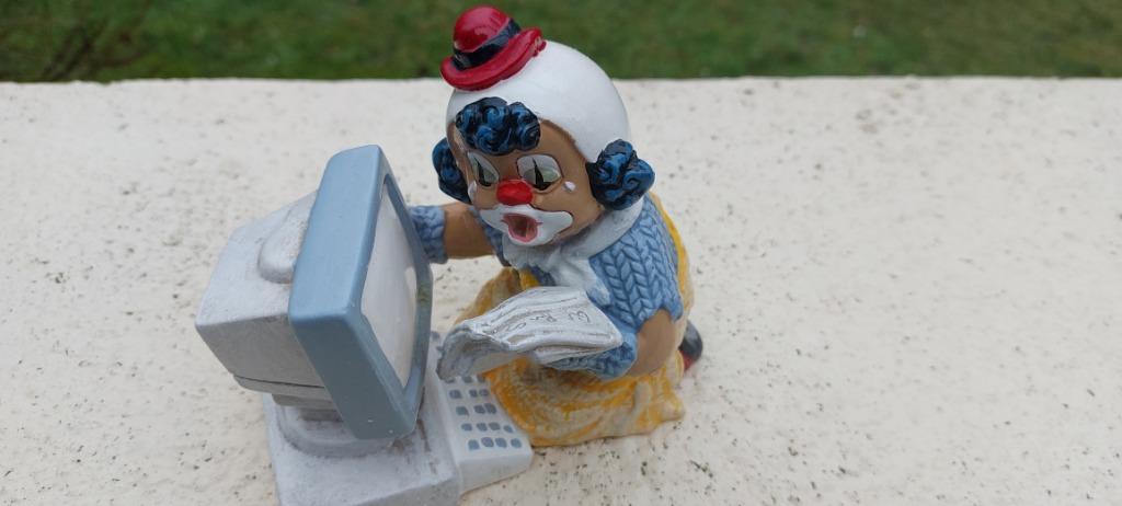 Clown, zittend voor computer – H 14 cm, Antiek en Kunst, Ophalen of Verzenden