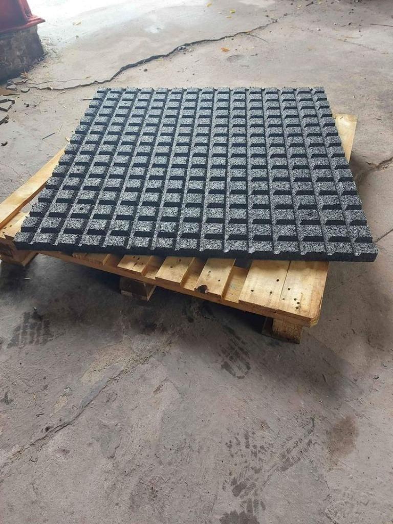 Dalles en caoutchouc pour ecurie / Box chevaux 1mx1mx4cm, Animaux & Accessoires, Box & Pâturages, Kriden, Info@kriden.be, Belgique