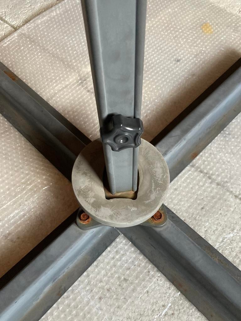 Metalen parasol staander, Ophalen