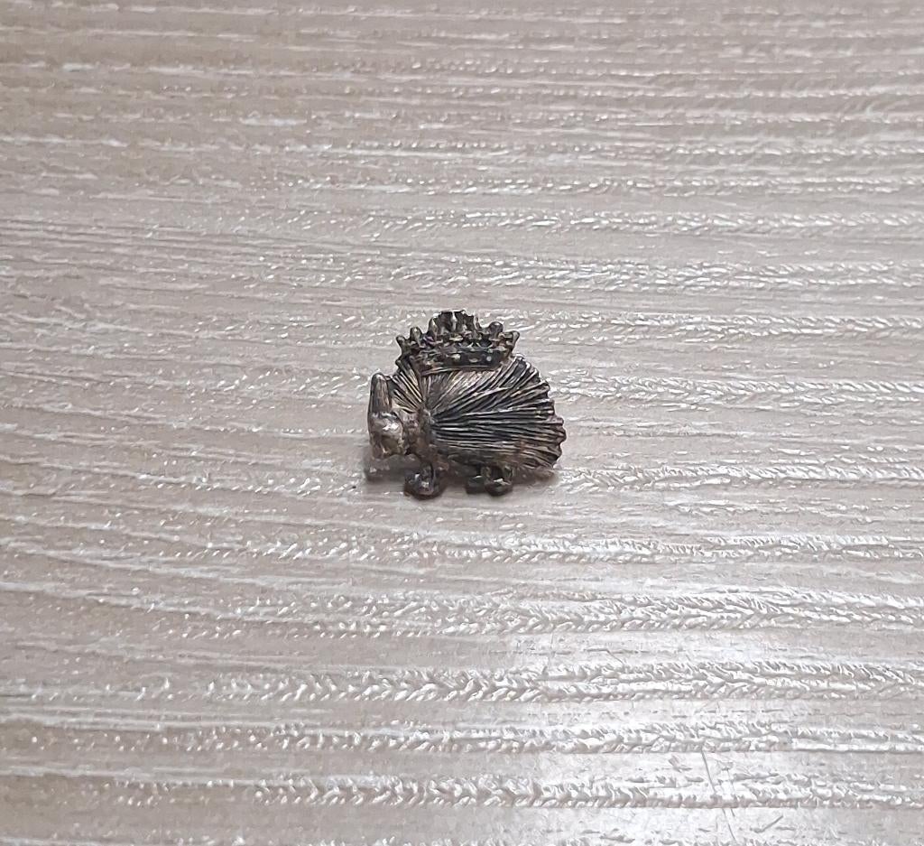 PIN - EGEL MET KROON - HÉRISSON AVEC COURONNE, Envoi, Utilisé, Animal et Nature, Insigne ou Pin's