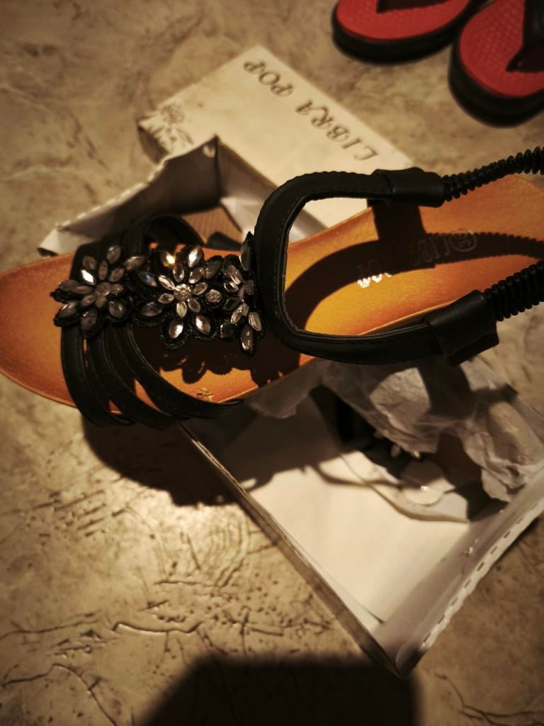 Sandalen vrouwen, Ophalen