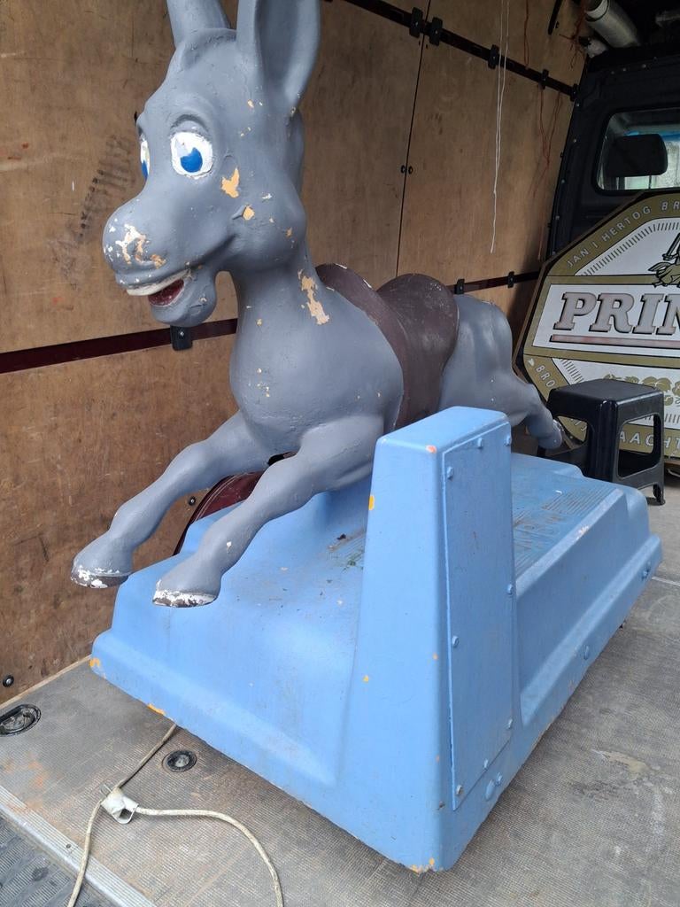 Manège forain vintage et rétro de la marque ABC. Fête forain, Enlèvement