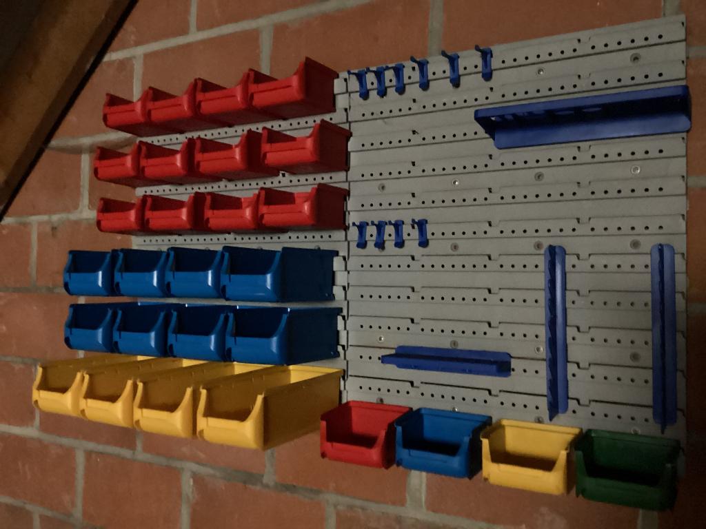 Wandbord met bijhorende bordbakjes en sleutelhouders., Ophalen, Zo goed als nieuw