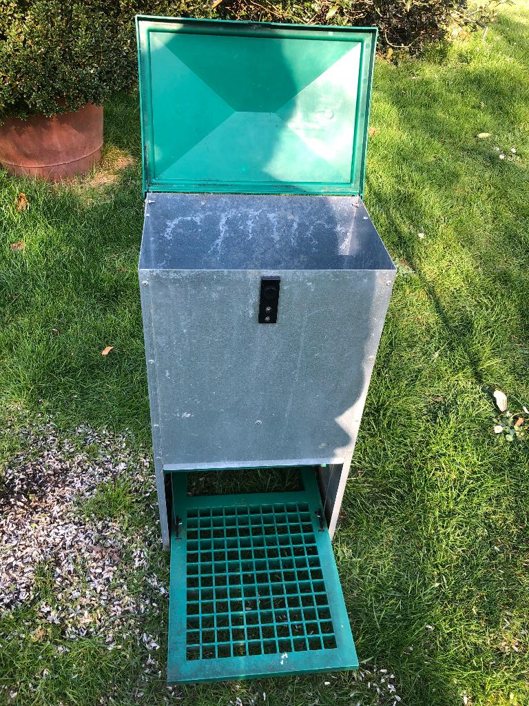 Machine automatique d'alimentation pour poulets, Enlèvement