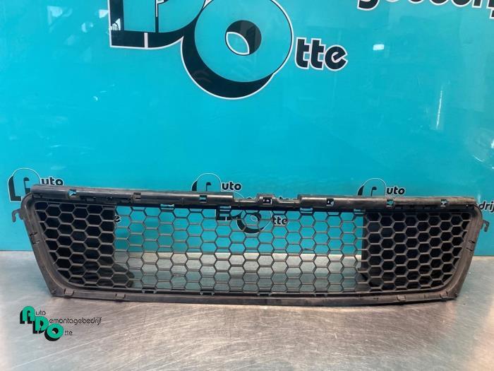 Pare-chocs grille d'un Dacia Sandero (Sandero 2 12-), Dacia, -, 3 mois de garantie, Utilisé