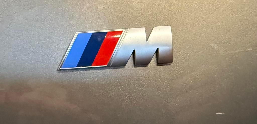 OEM BMW logo 2 stuks ( geborsteld chroom ) M-power, Autos : Divers, Autocollants de voiture, Enlèvement ou Envoi