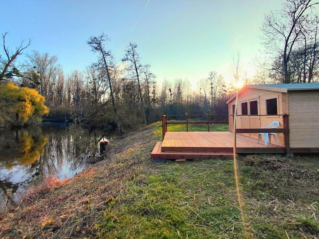 Réserve naturelle idyllique avec étang et chalet