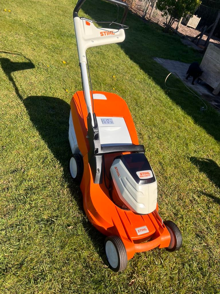 Stihl grasmaaier op batterij, Tuin en Terras, Grasmaaiers, Zo goed als nieuw, Opvangbak, Ophalen